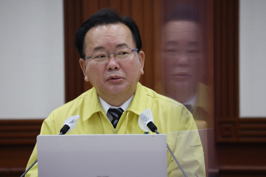 지난 1월7일 김부겸 국무총리가 정부서울청사에서 코로나19 대응 중앙재난안전대책본부 회의를 주재하고 있다.[연합뉴스]